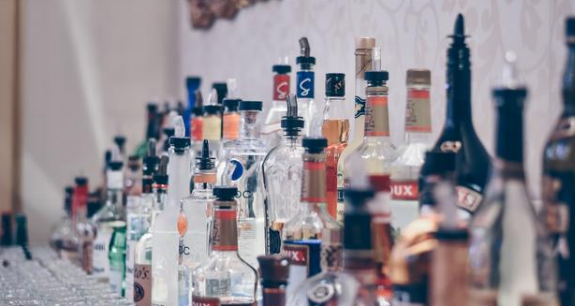购酒水送客户，取得专票能抵扣吗？如何做账？企业所得税呢？