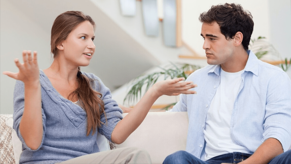 自然人股权平价转让给夫妻100%控股的公司要征个人所得税吗？