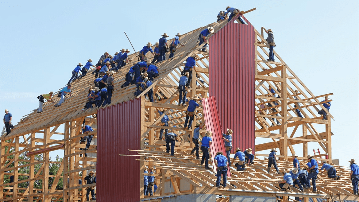 为什么房屋建造时要将土地使用权摊销计入成本而不是损益？